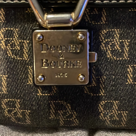 Dooney and Bourke signature lock long wallet - Picture 2 of 15